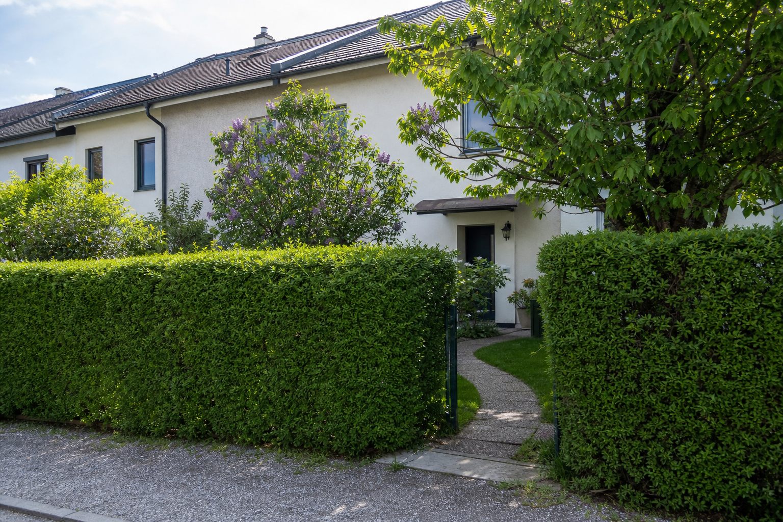 Diskret gelegenes Reihenhaus hinter einer Hecke