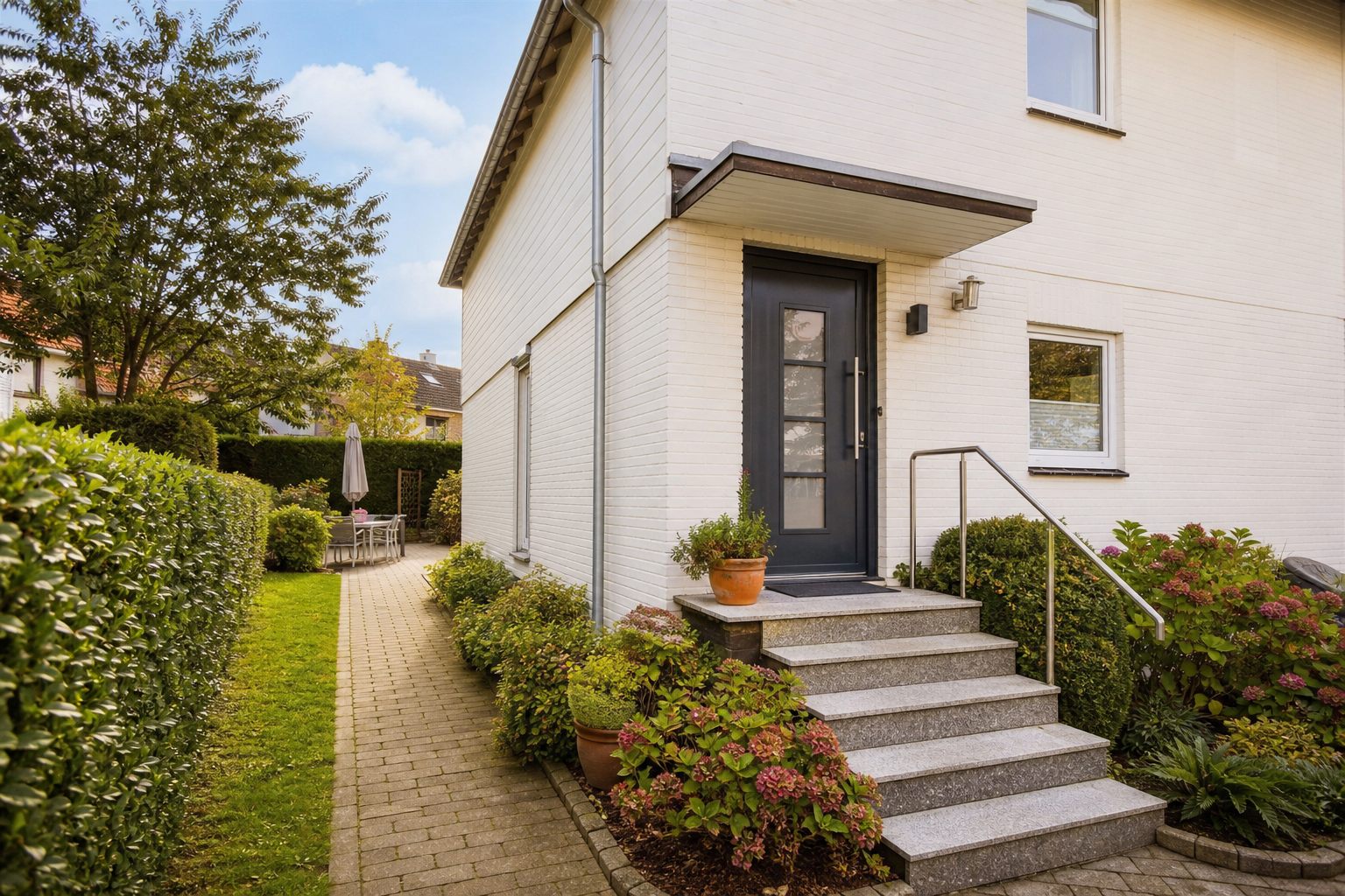 Hauseingang eines Reihenhauses mit Gartenweg